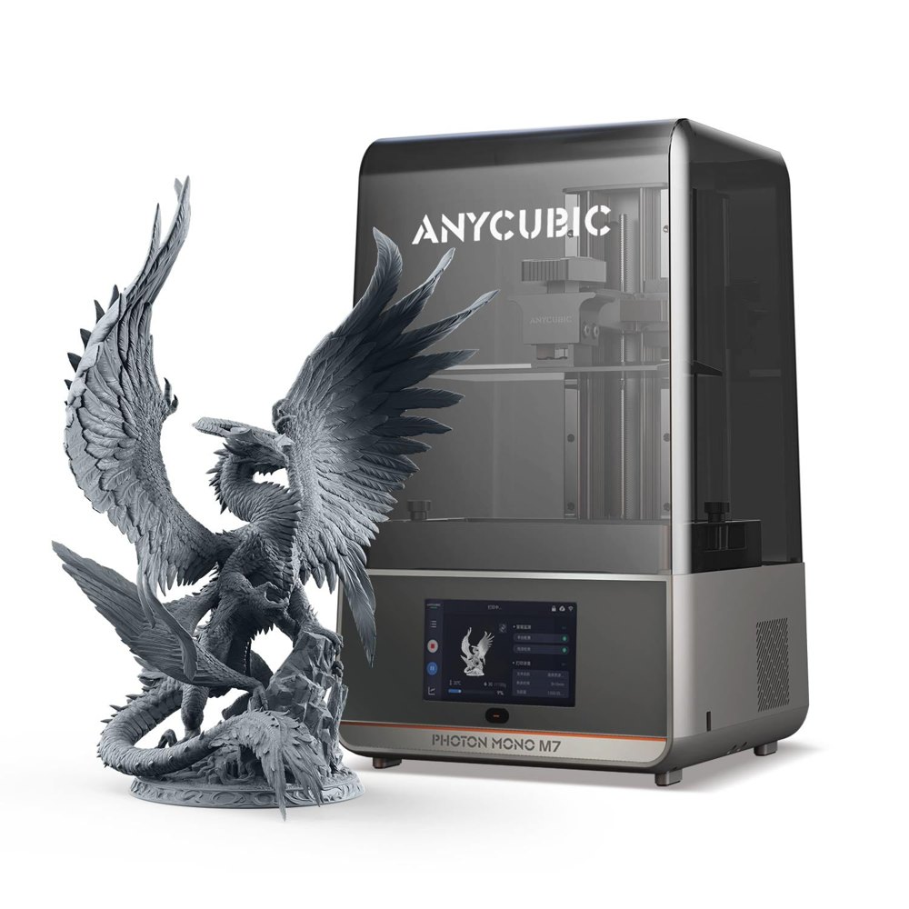 Impressora Anycubic Photon Mono M7 ao lado de uma figure impressa em resina